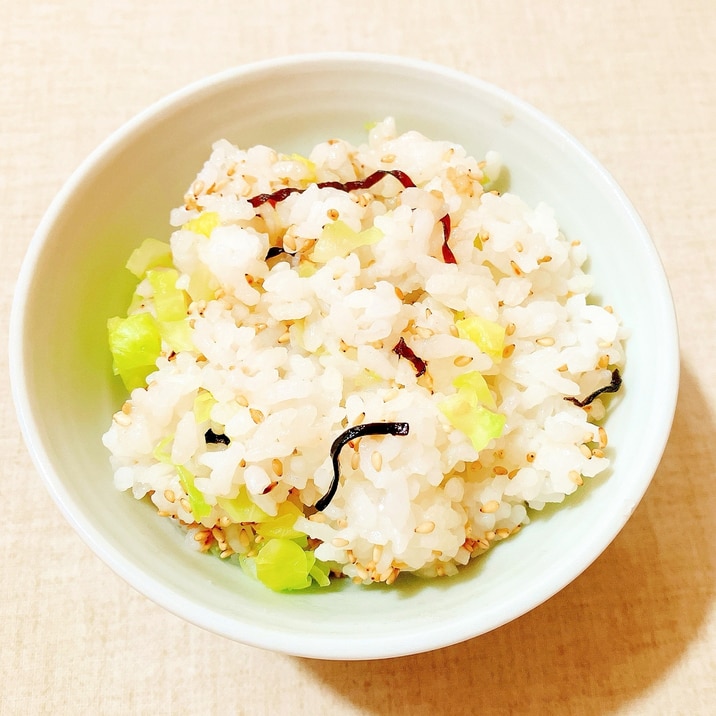 キャベツと塩昆布の混ぜご飯